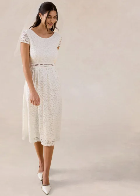Robe en dentelle avec empiècement crochet à la taille