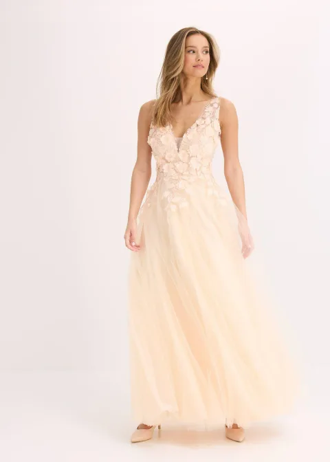 Robe longue en tulle délicat ornée de fleurs appliquées