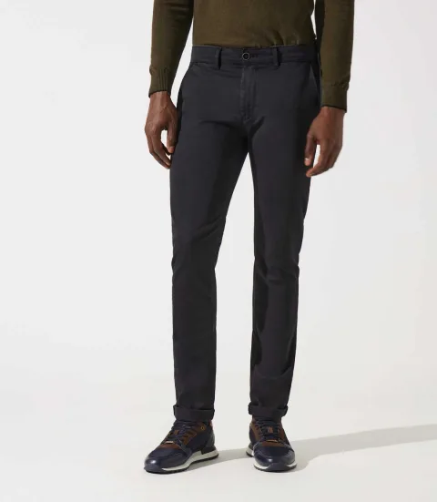 IZAC - Pantalon chino satin noir VANAMABT