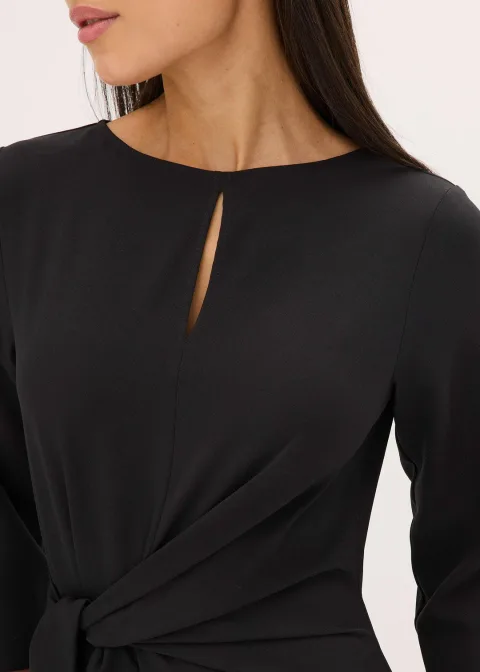 Robe à détail noué