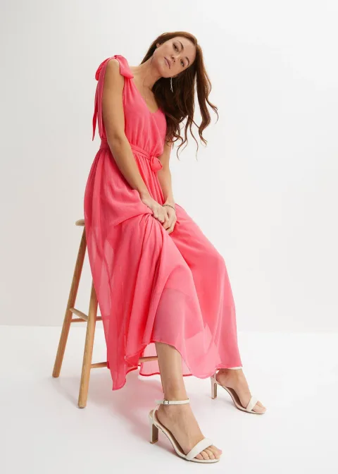 Robe en mousseline nouée sur les épaules