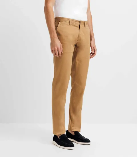 IZAC - Pantalon chino satin camel