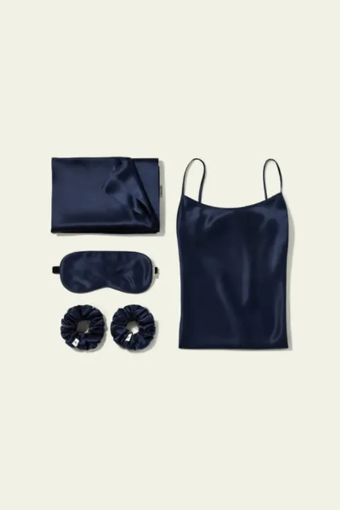 Ensemble en soie – Chemise de nuit élégante en soie, taie d’oreiller et accessoires assortis.