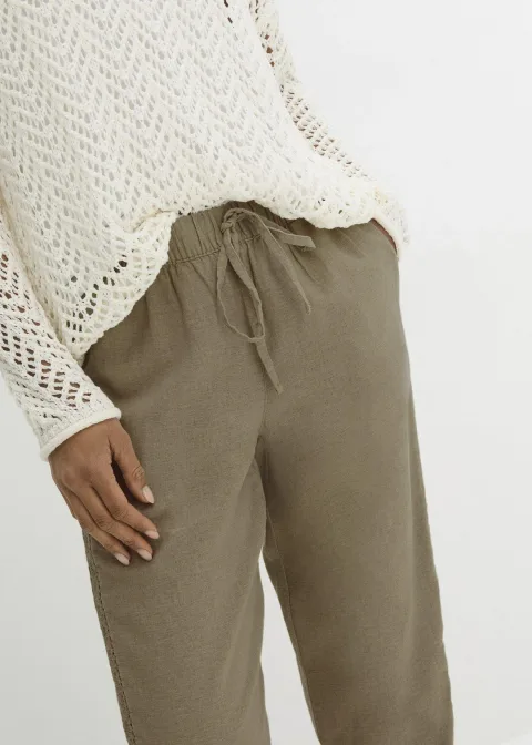 Pantalon en lin majoritaire avec empiècement de dentelle sur le côté, longueur cheville