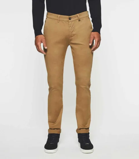 IZAC - Pantalon chino slim camel VANAMA