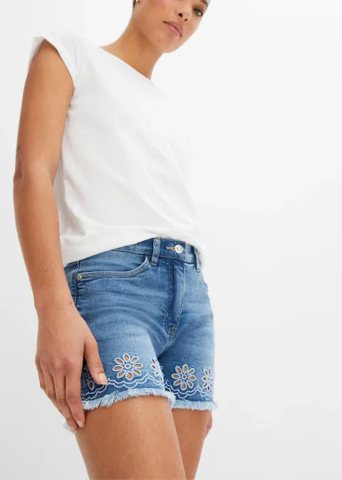 Short en jean avec broderies anglaises