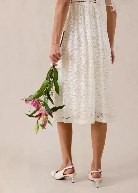 Robe en dentelle avec empiècement crochet à la taille