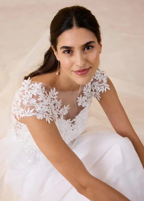 Robe de mariée en tulle délicat et dentelle