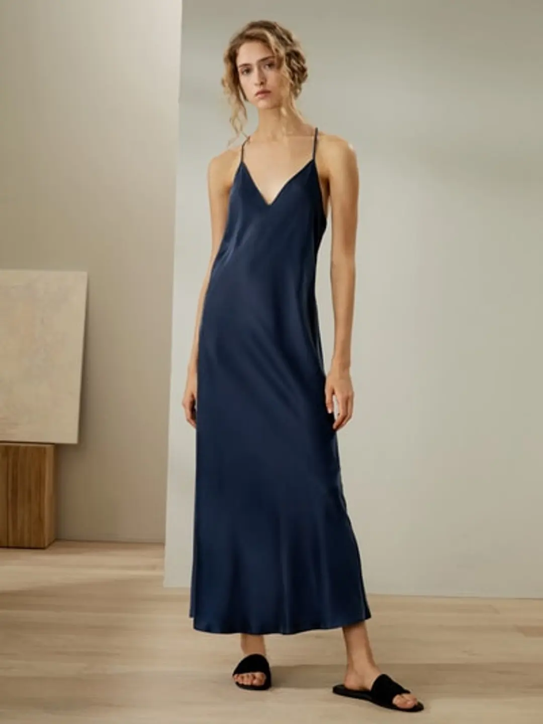 Chemise de nuit longue minimaliste en daim et soie