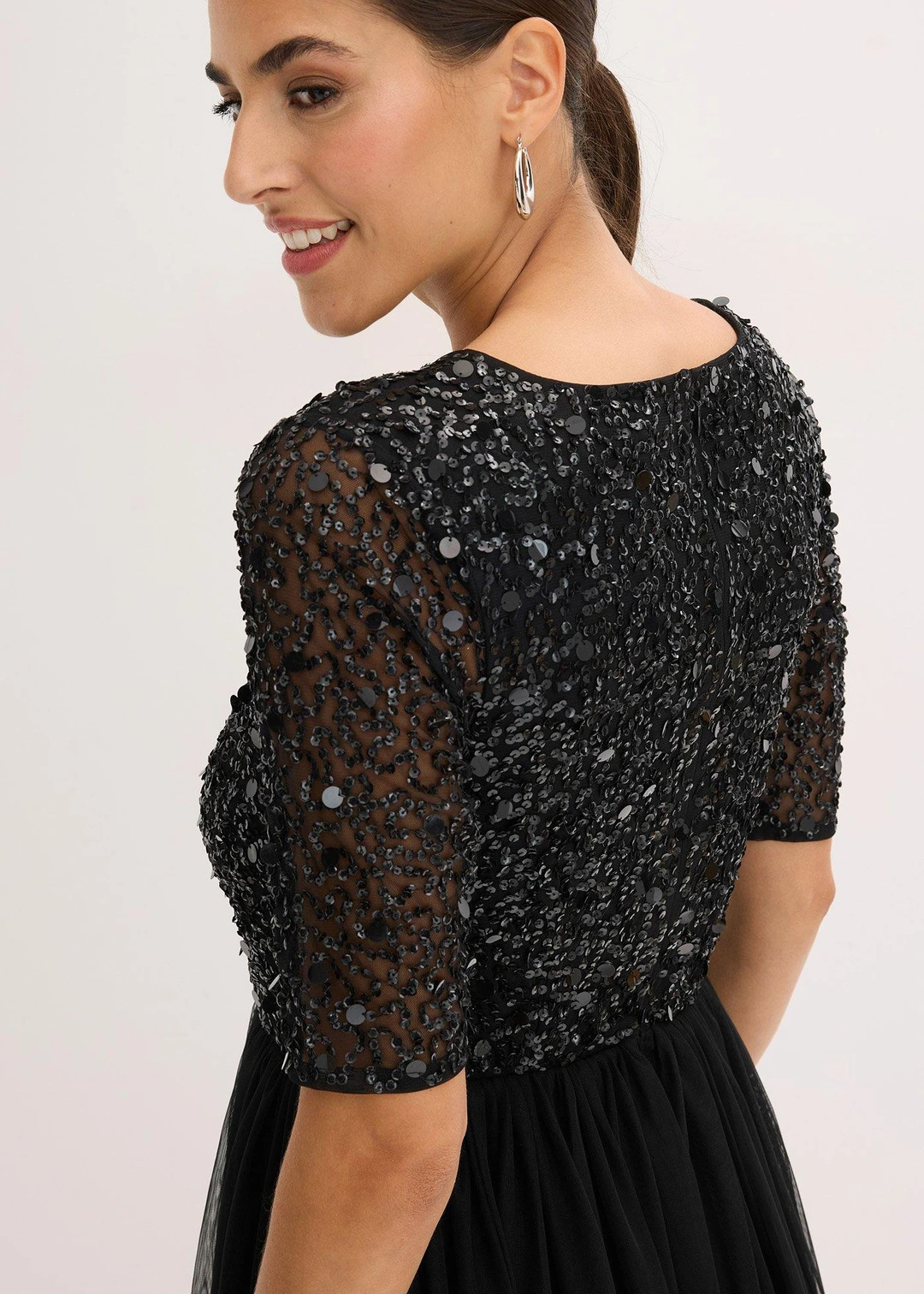 Robe de soirée en tulle avec haut brodé de sequins - 3