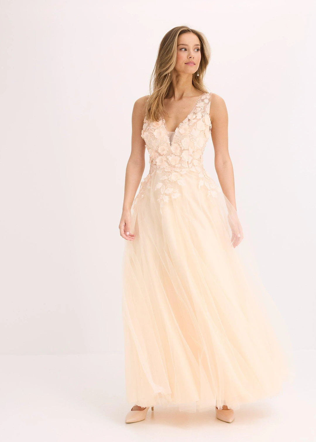 Robe longue en tulle délicat ornée de fleurs appliquées - 2