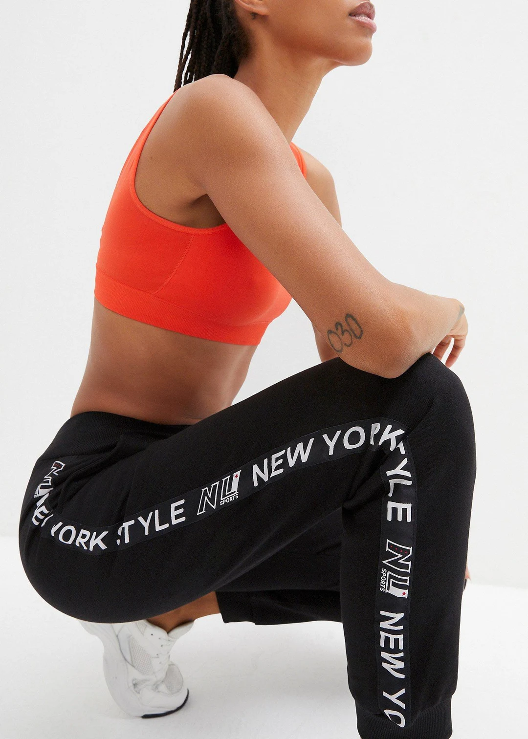 Pantalon de jogging avec finitions bord-côtes et imprimé