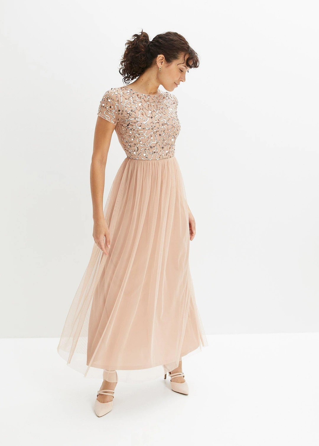 Robe longue brodée de sequins