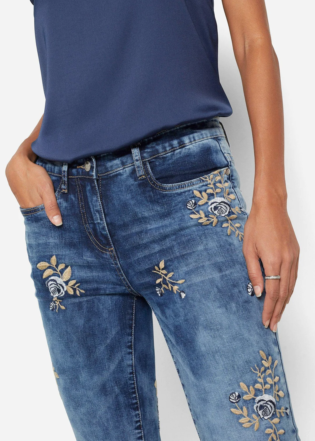 Jean slim avec broderies florales