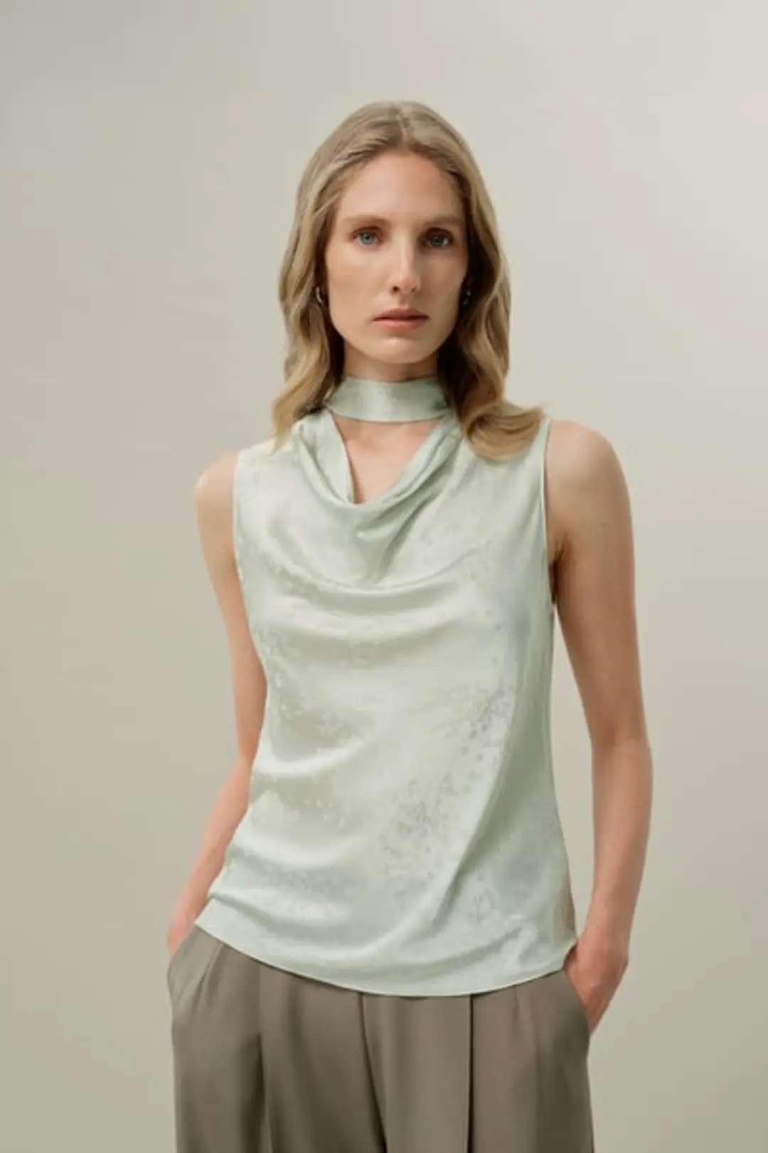 Élégant Débardeur en Soie Jacquard YING avec Décolleté Bénitier