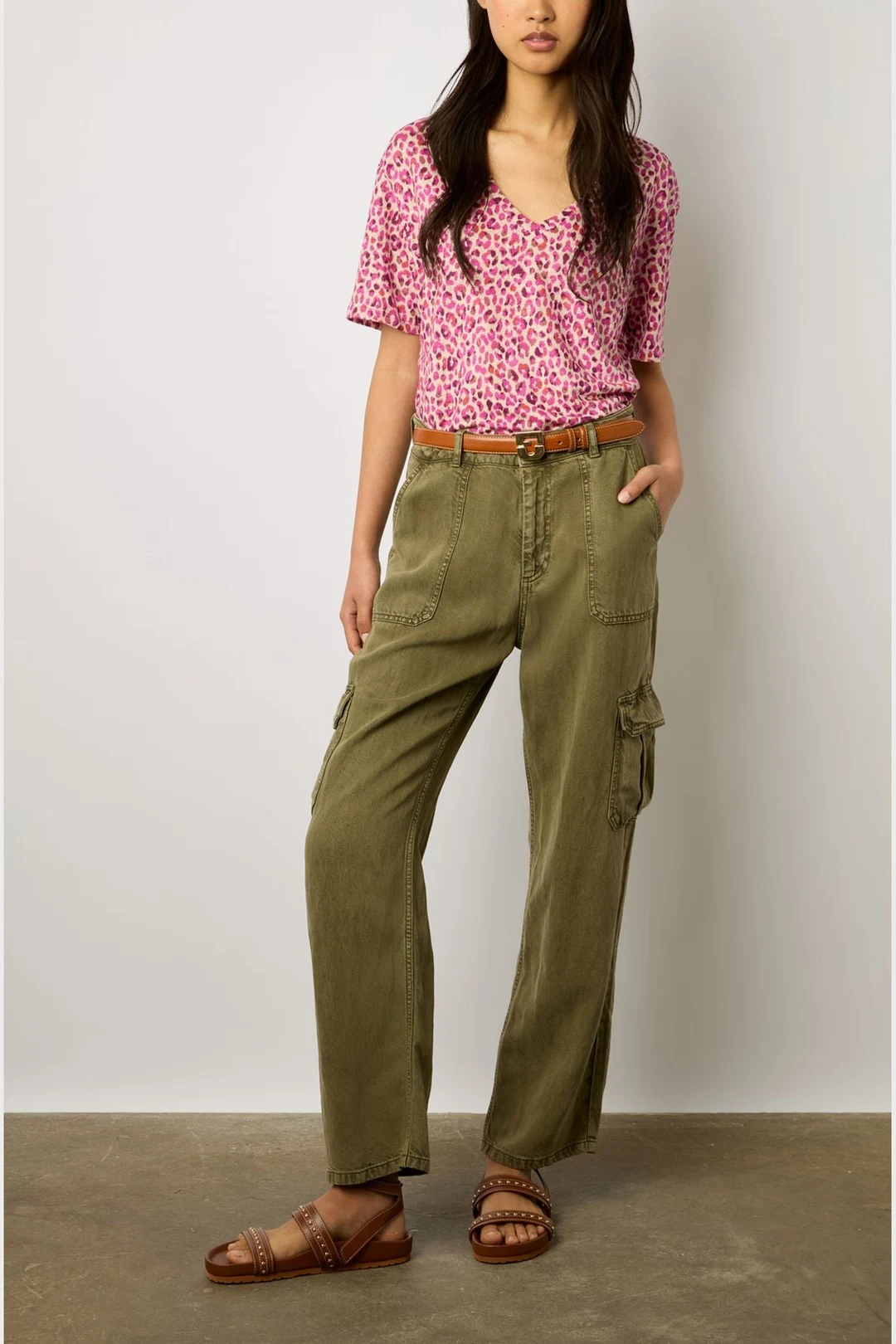 T-shirt V imprimé léopard - MISHA - Fuchsia