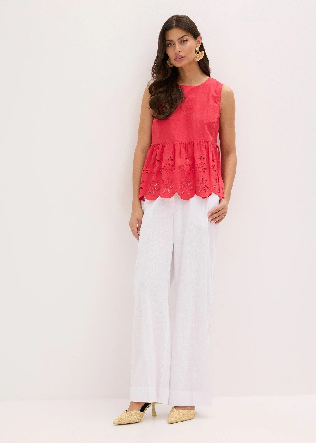 Blouse sans manches avec broderies anglaises, fendue sur les côtés - 2