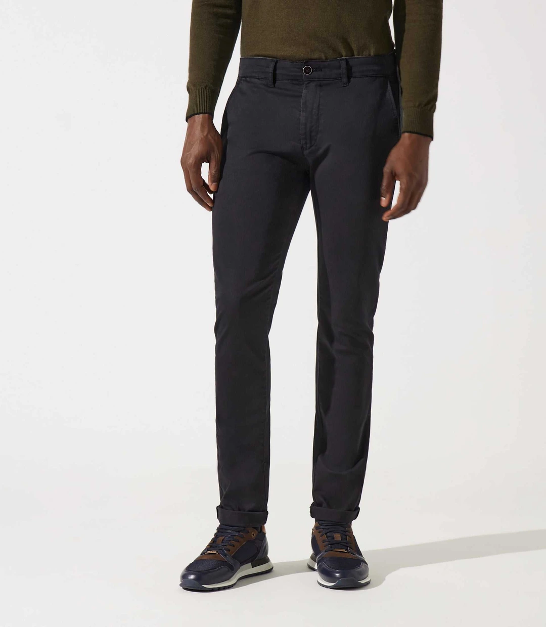 IZAC - Pantalon chino satin noir VANAMABT