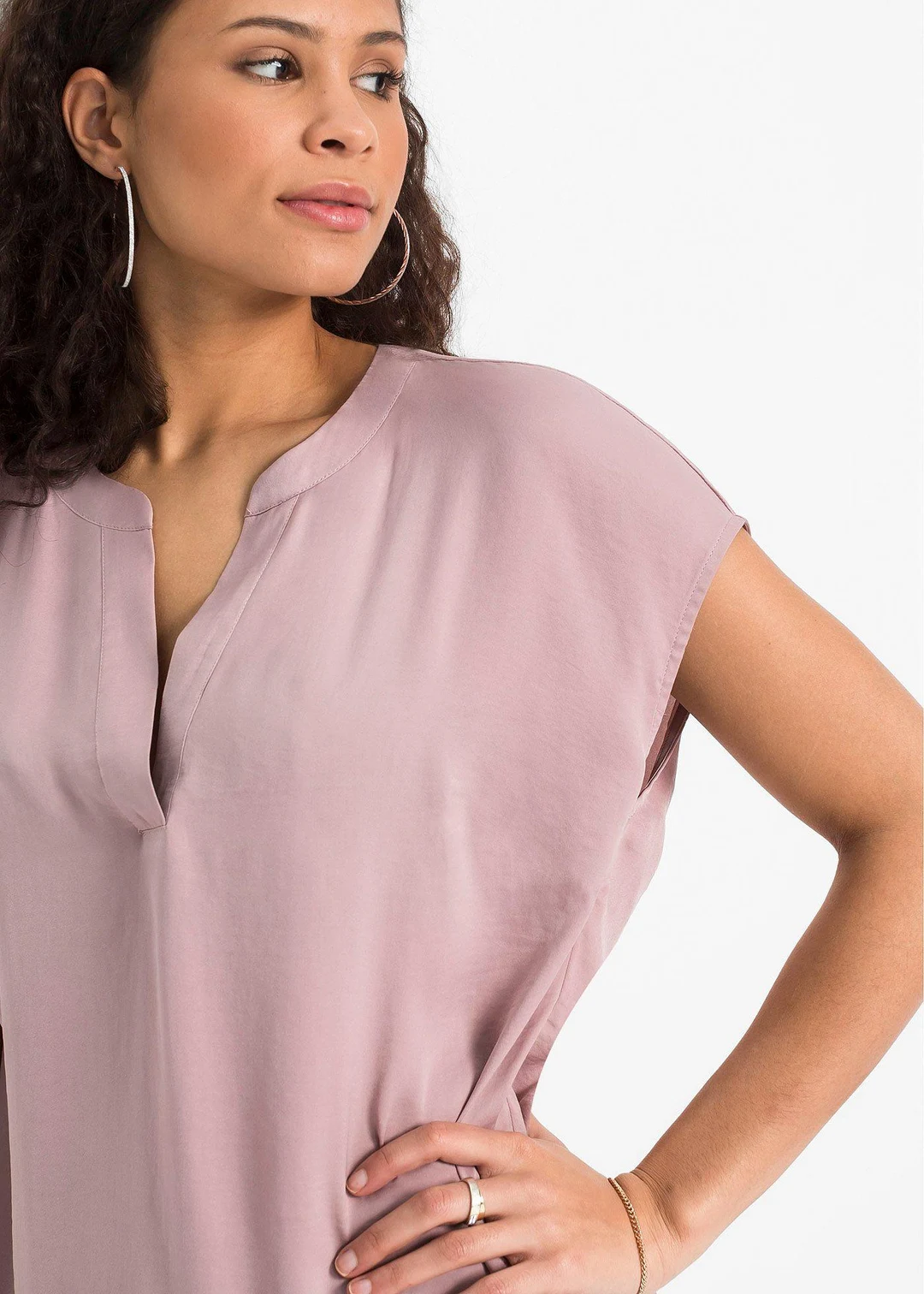 Blouse manches courtes ample en satin avec épaules descendues