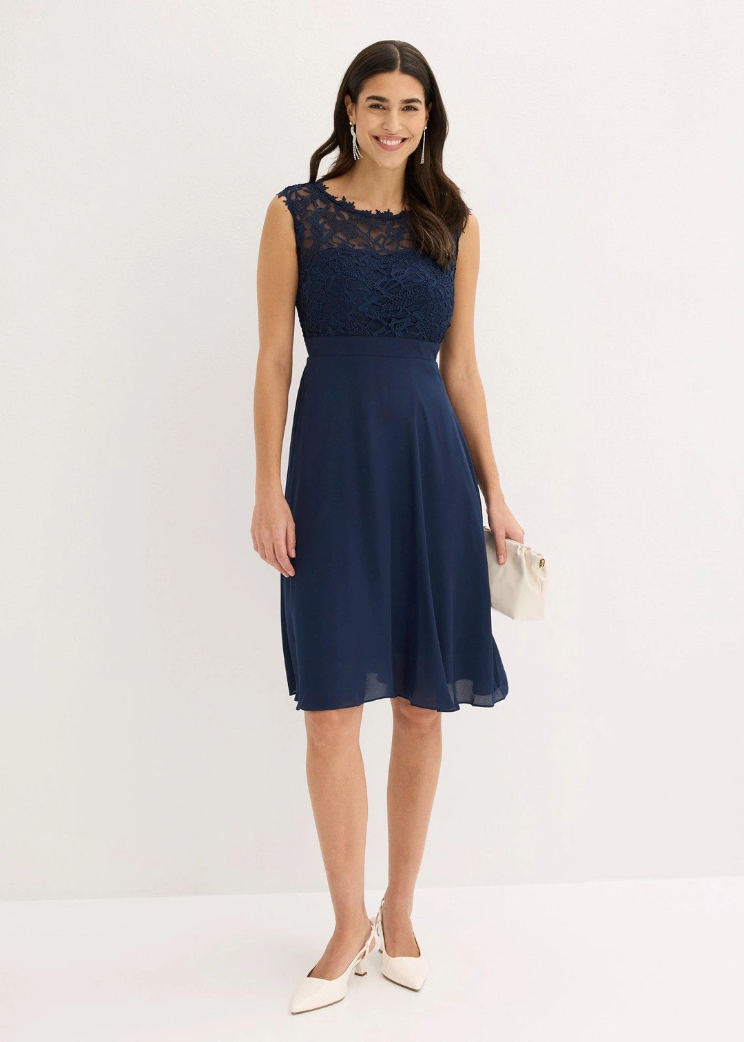 Robe courte à dentelle
