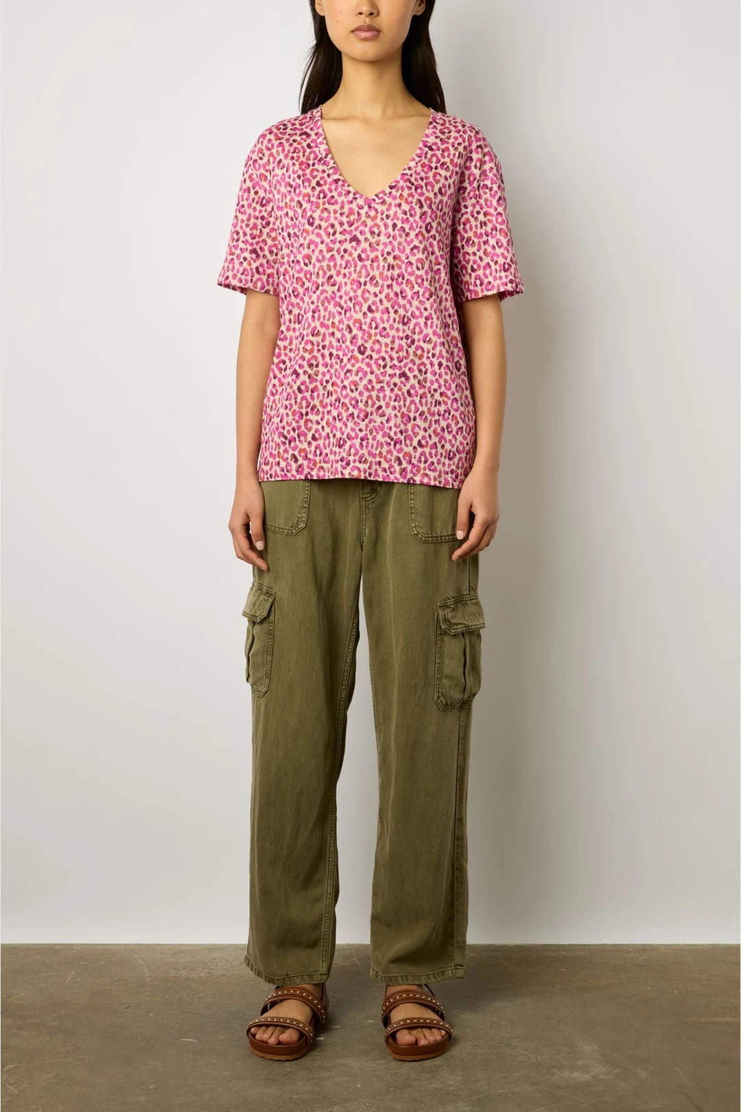 T-shirt V imprimé léopard - MISHA - Fuchsia