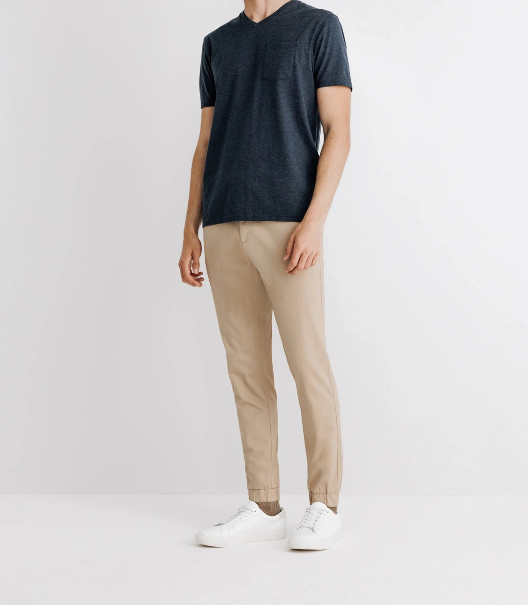 IZAC - T-shirt col V avec poche marine