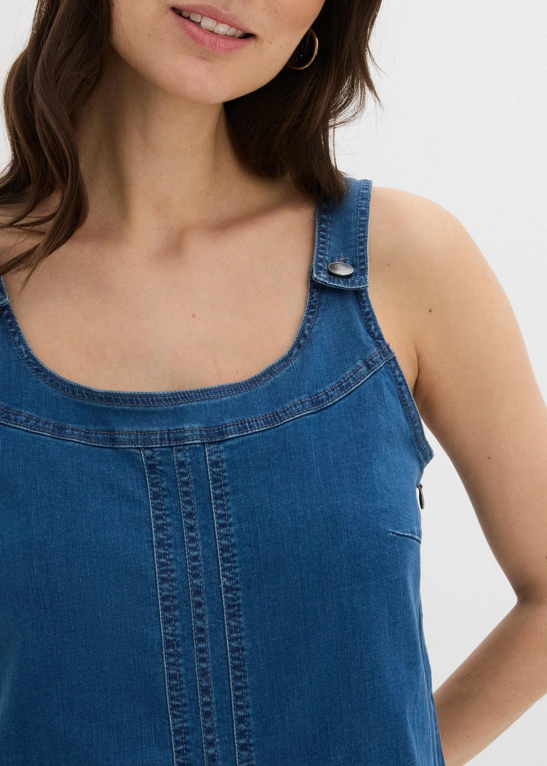 Robe en jean coton avec bretelles de salopette, longueur genou
