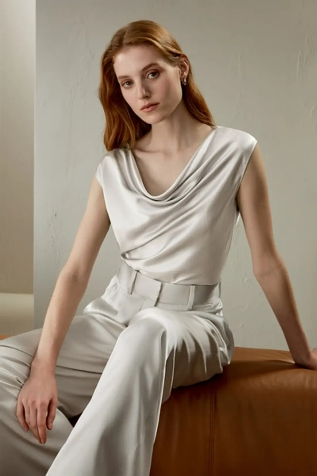 Chemisier sans manches à col bénitier au design minimaliste | Must-Have Silk Tops