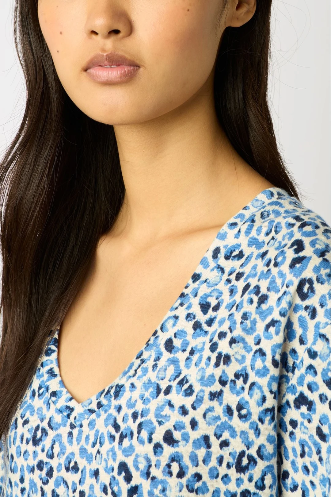 T-shirt V imprimé léopard - MISHA - Fuchsia