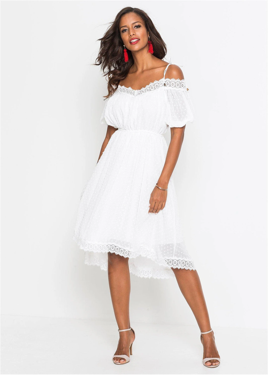 Robe à bretelles et base asymétrique