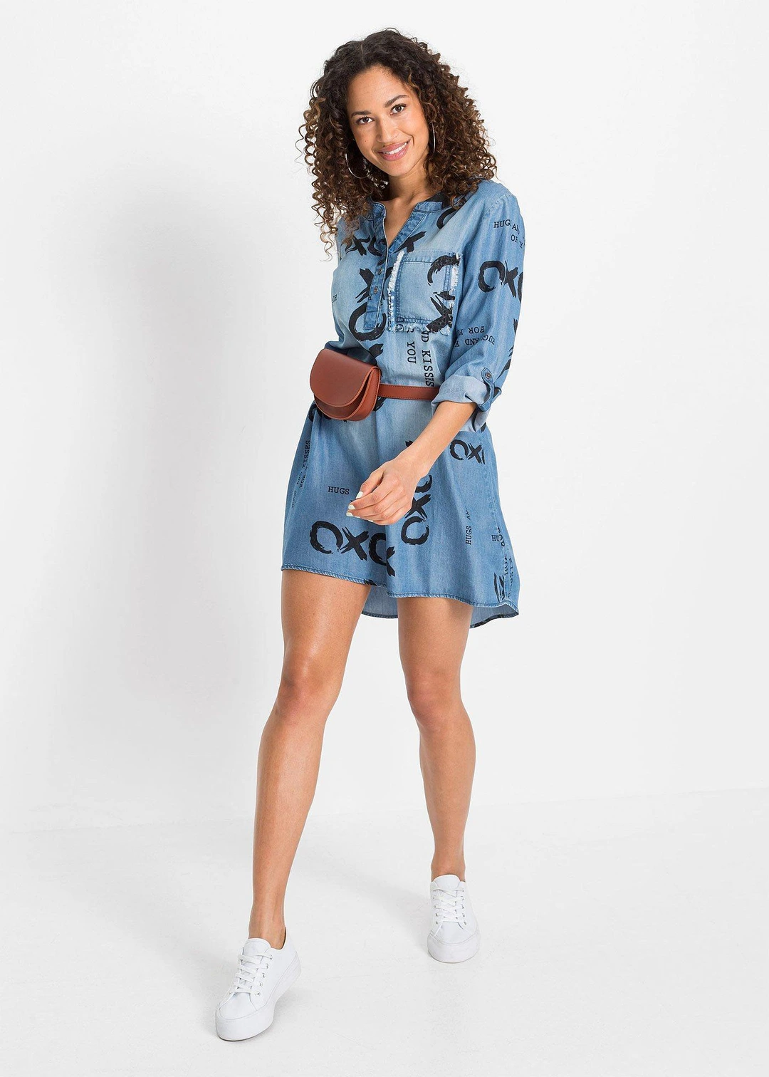 Robe en jean oversize avec inscription en TENCEL™ Lyocell