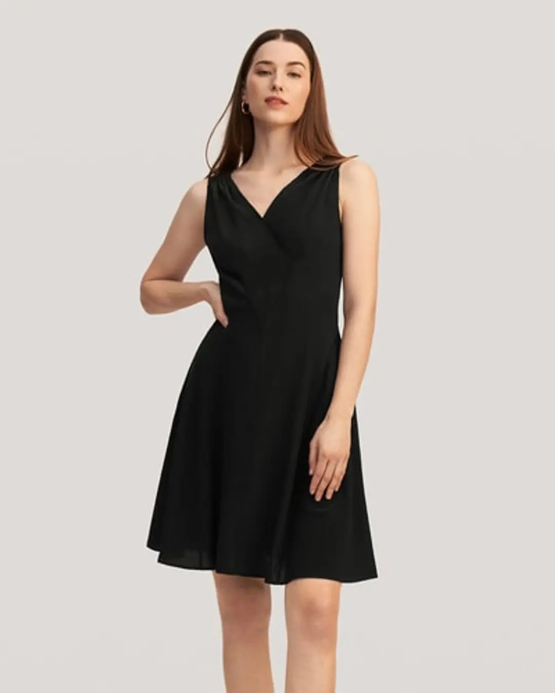 Robe en soie à coupe unique avec épaule smockée