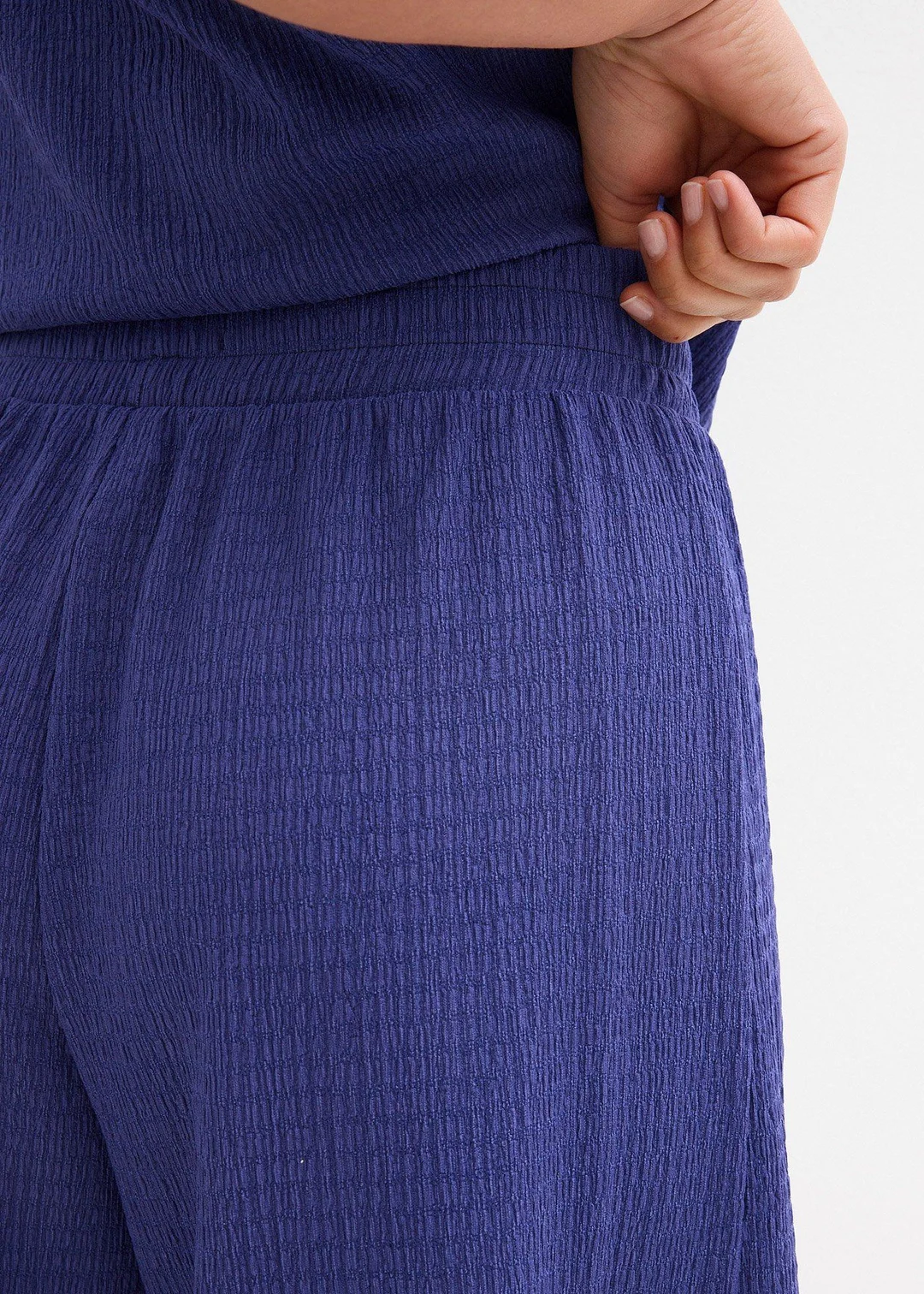 Short taille élastiquée en crêpe gaufré