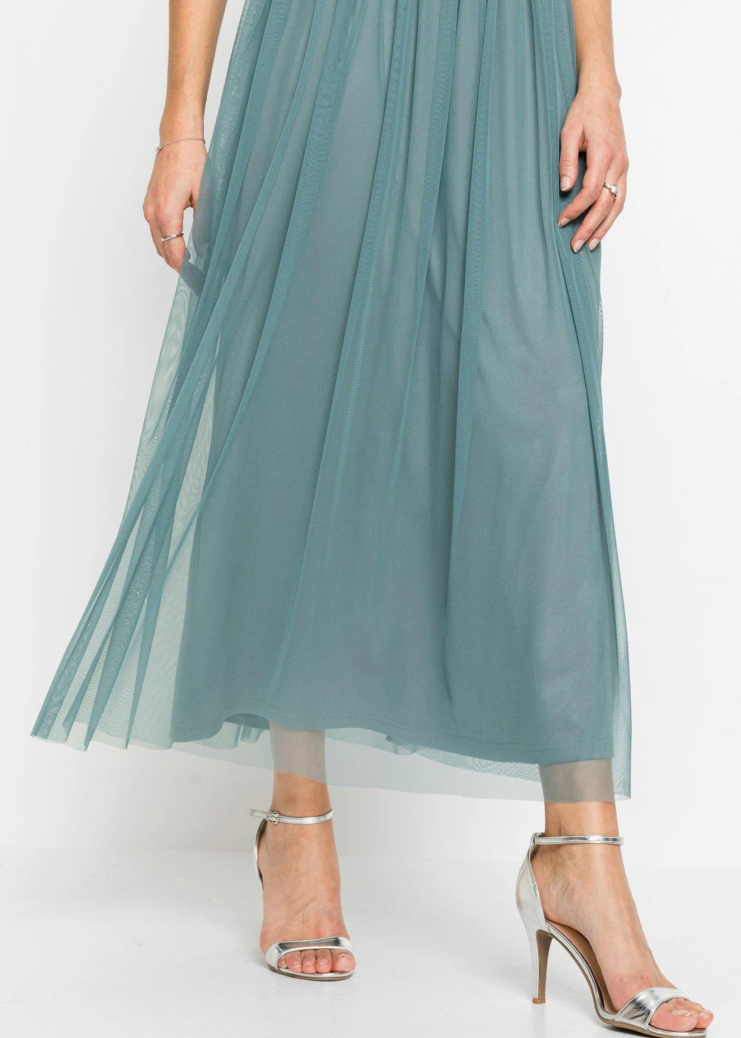 Robe longue brodée de sequins