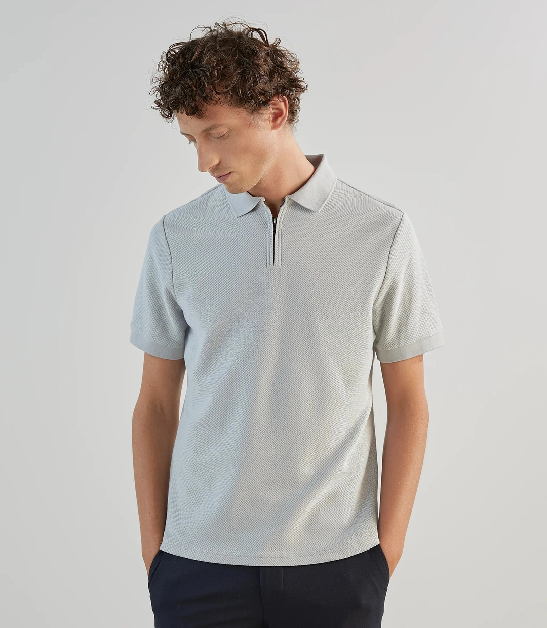 IZAC - Polo col zip en jeu de points gris clair