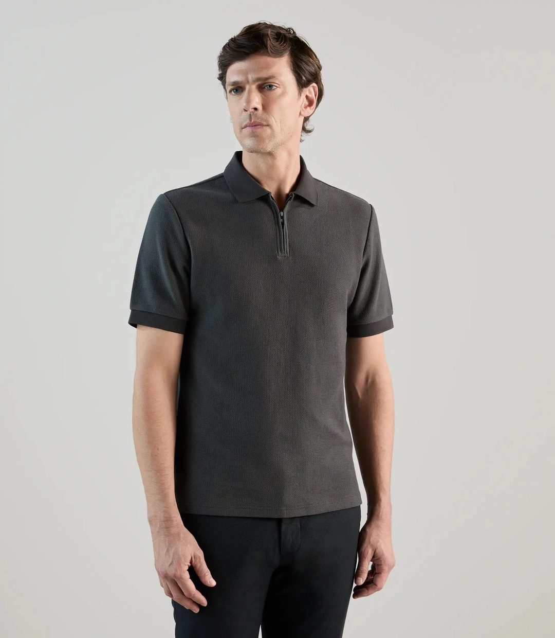 IZAC - Polo col zip en jeu de points réglisse
