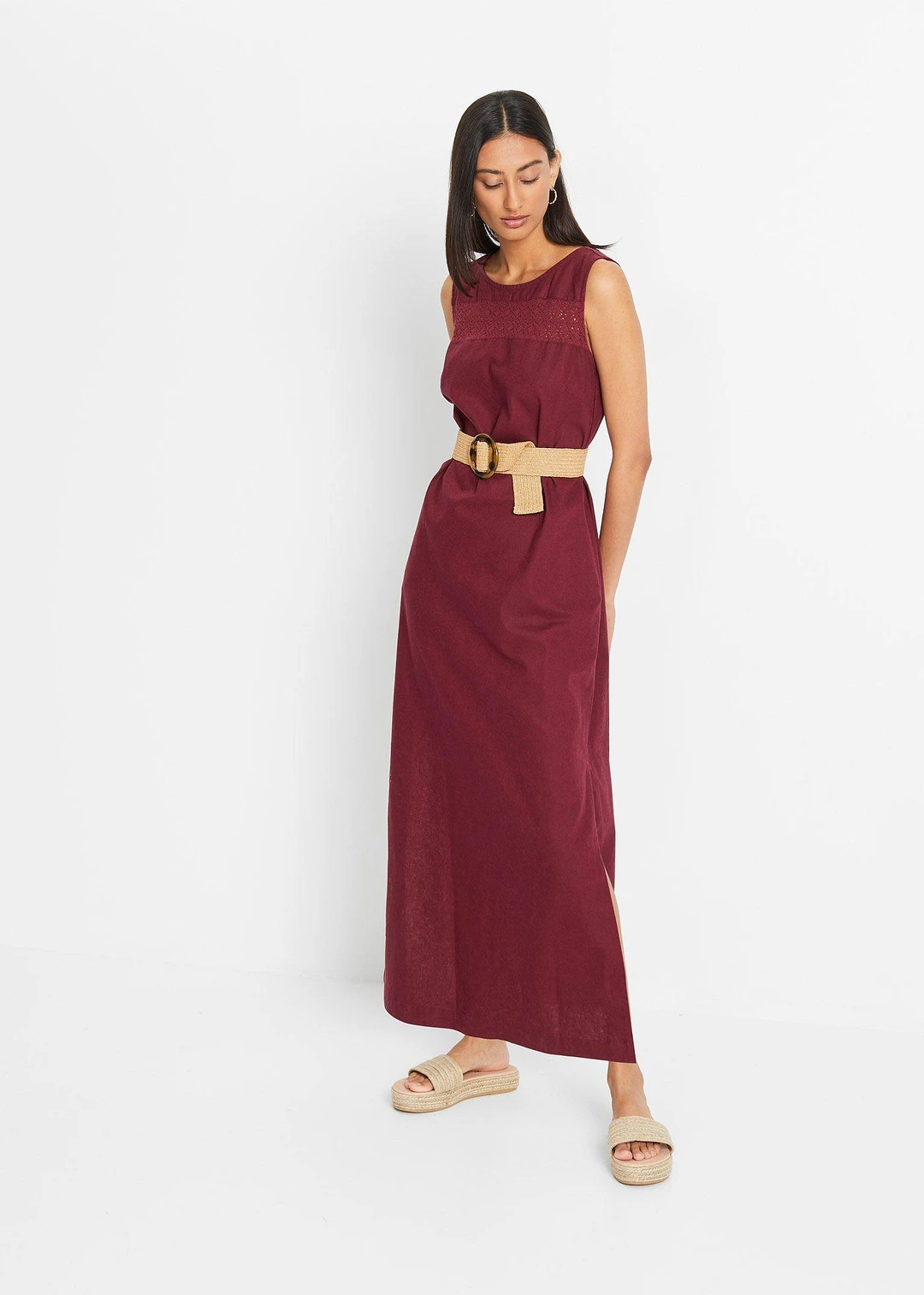 Robe longue avec lin majoritaire, motif ajouré au décolleté et fentes latérales - 2