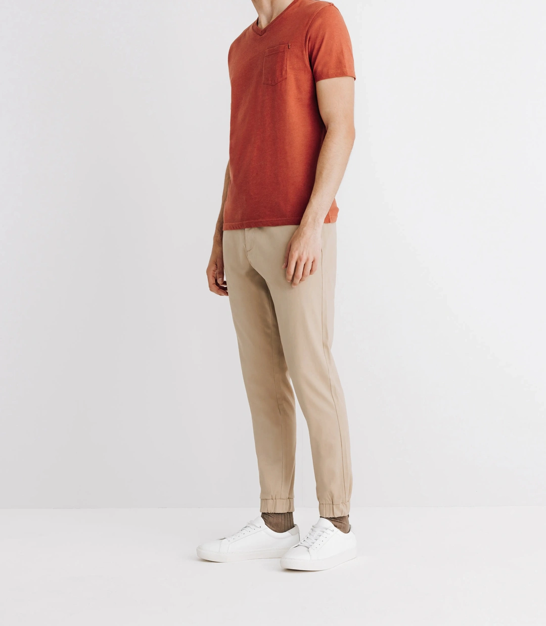 IZAC - T-shirt col V avec poche rouge