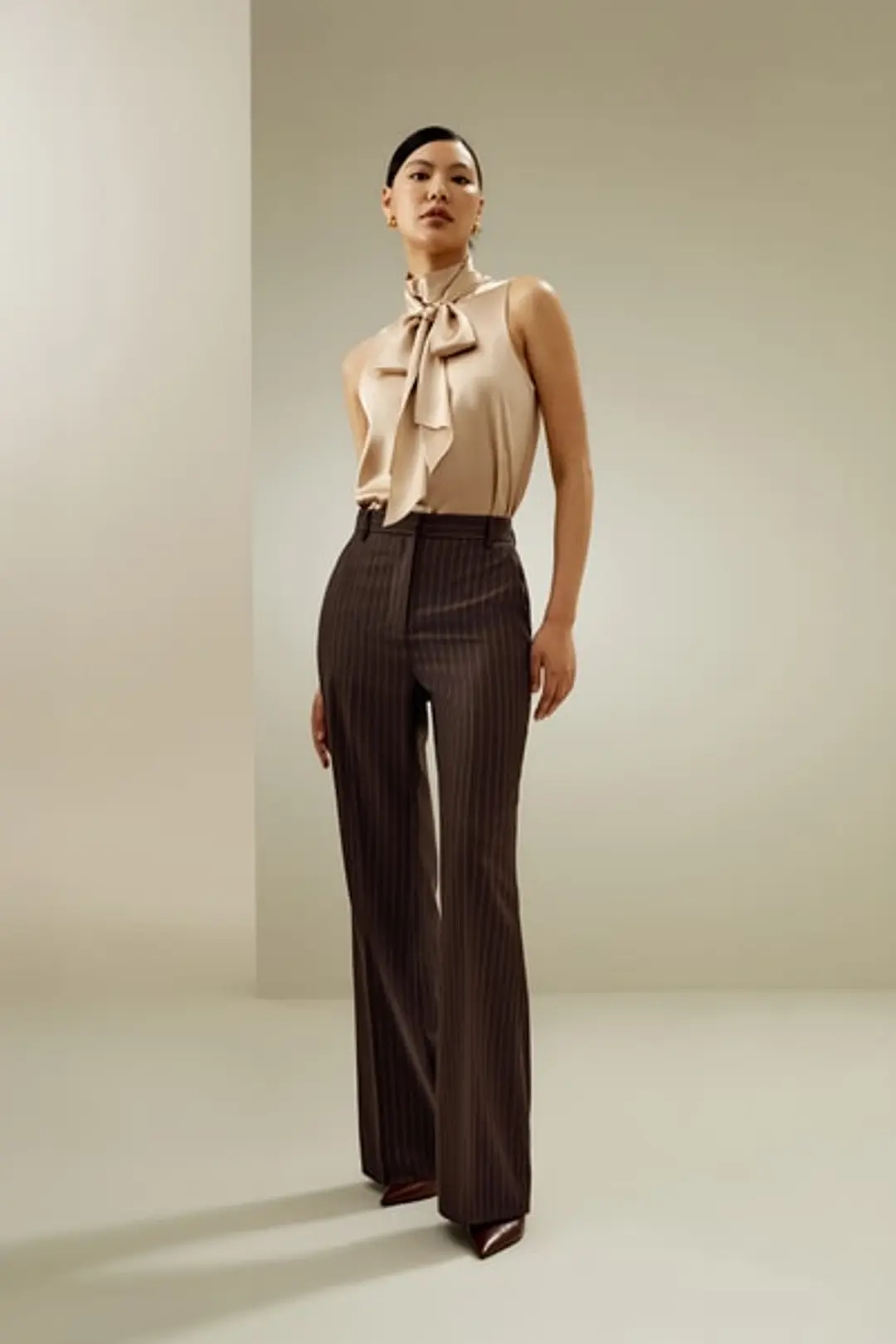 Blouse en soie sans manches avec col noué - Élégante et stylée