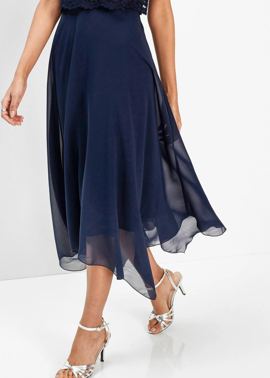 Robe midi en crêpe avec dentelle