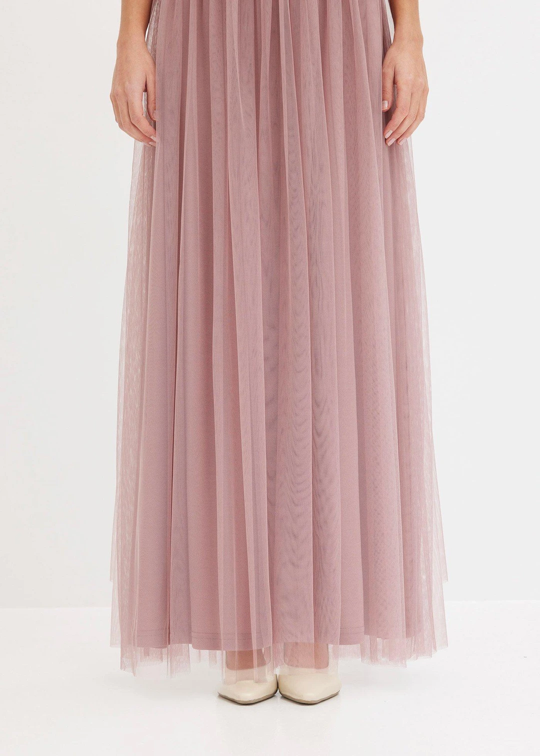Robe de soirée en tulle avec haut brodé de sequins
