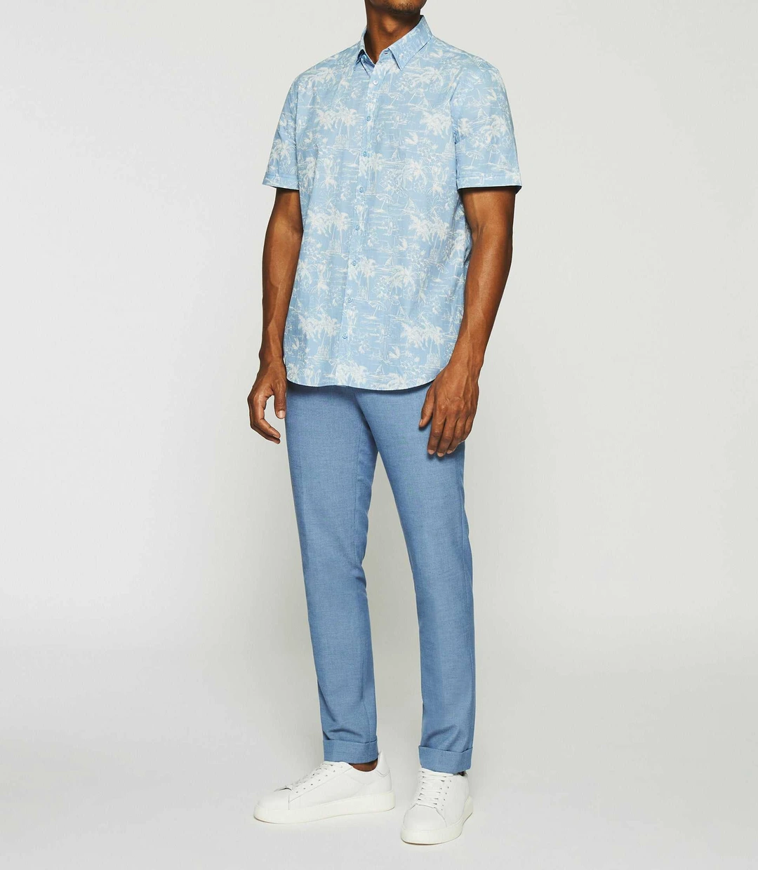 IZAC - Chemise à imprimé palmier manches courtes ciel et blanche KAMILLE