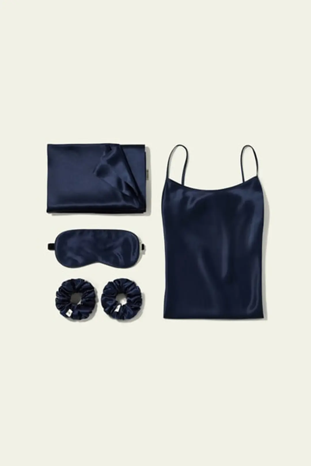Ensemble en soie – Chemise de nuit élégante en soie, taie d’oreiller et accessoires assortis.