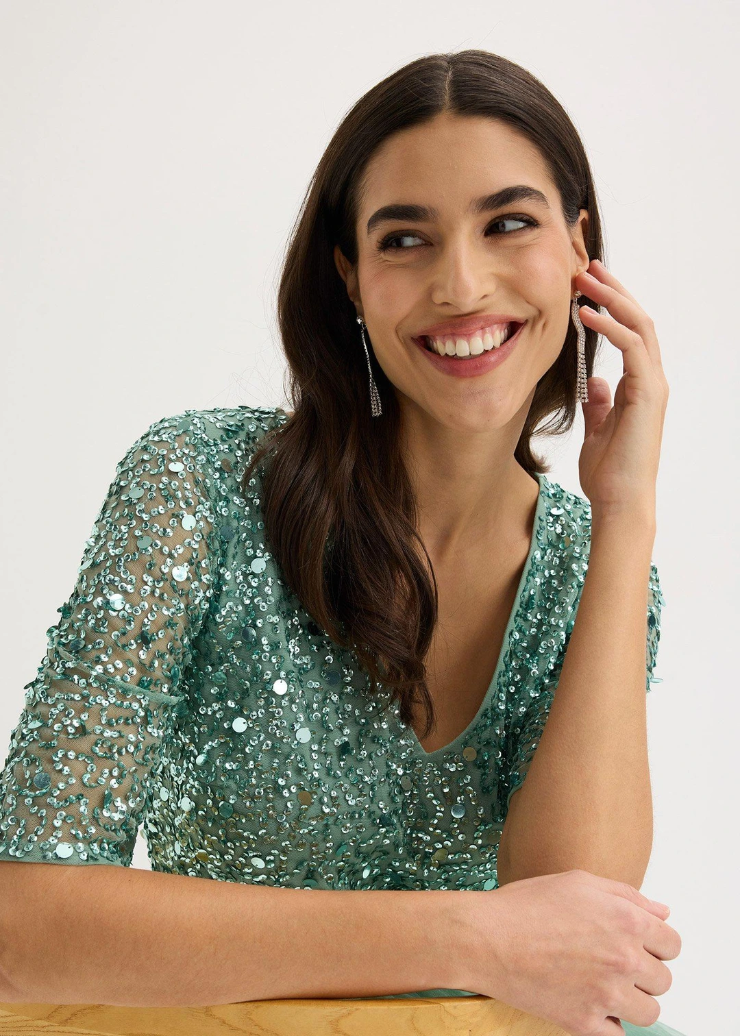 Robe de soirée en tulle avec haut brodé de sequins - 3