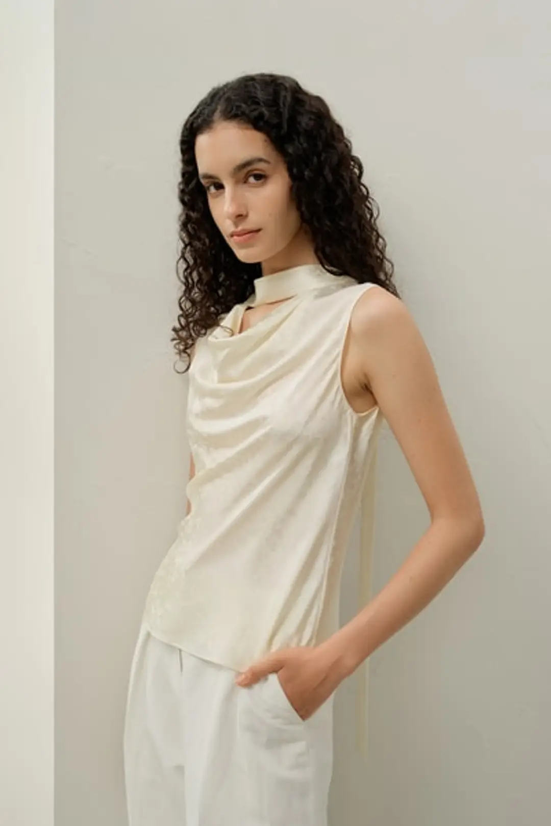 Élégant Débardeur en Soie Jacquard YING avec Décolleté Bénitier