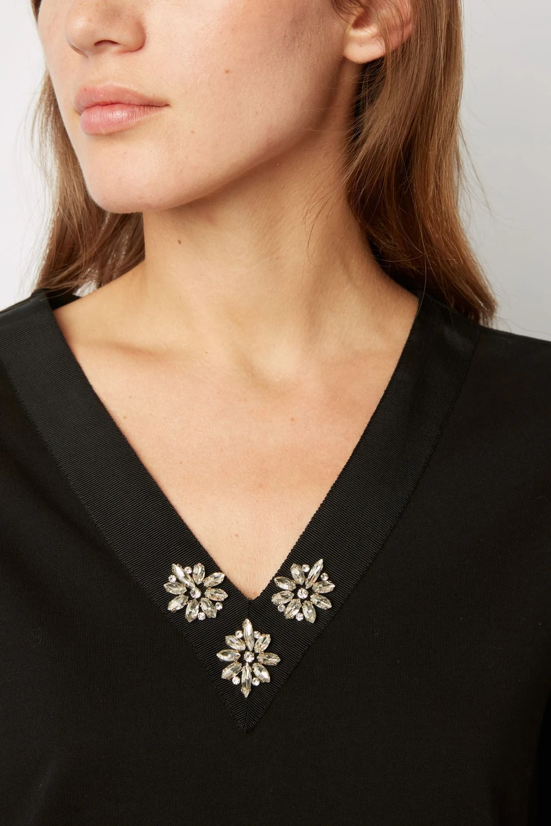 T-shirt uni au col V décoré de diamants - ARIELLE - Noir