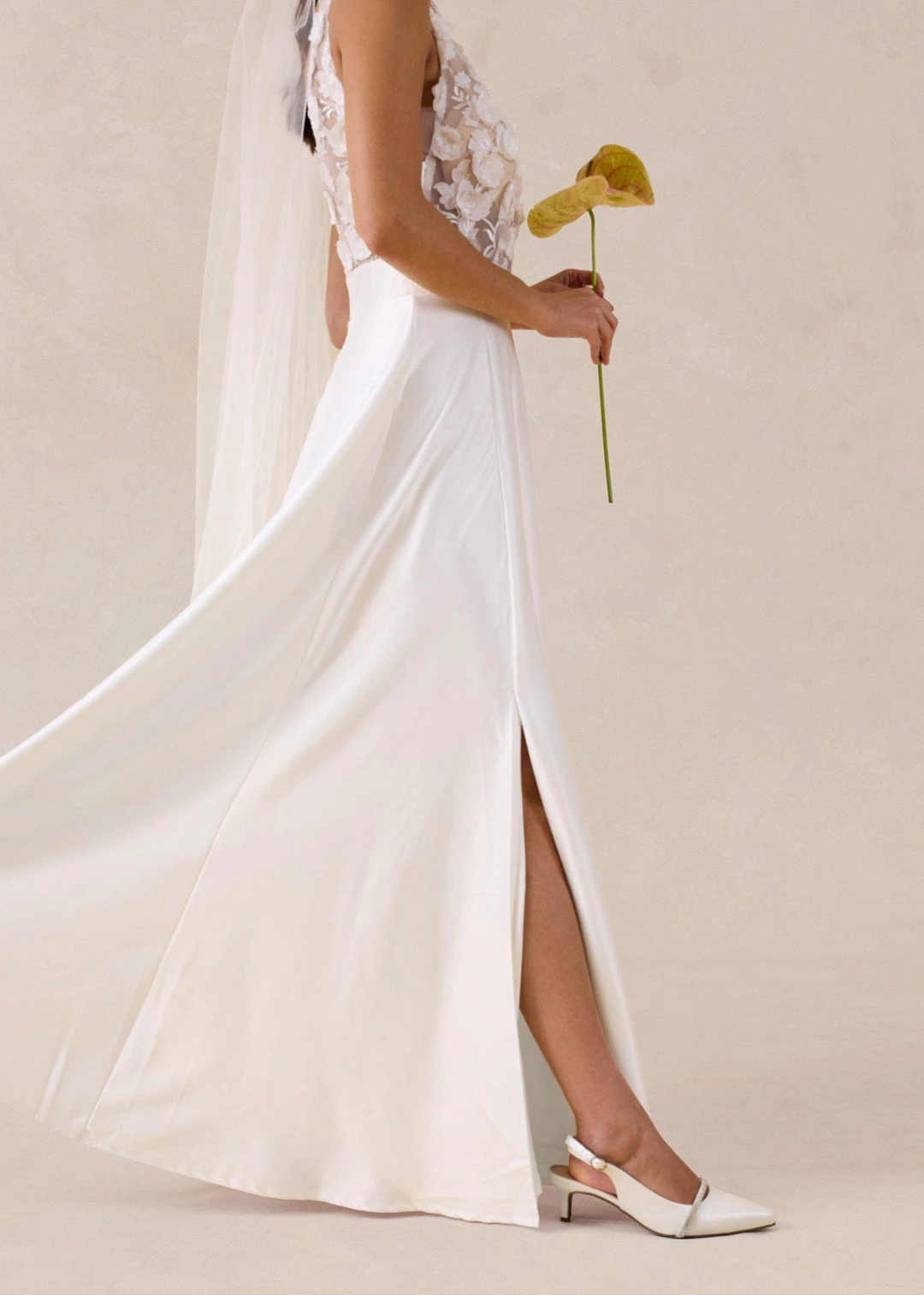 Robe de mariée en satin brillant avec application de fleurs - 3