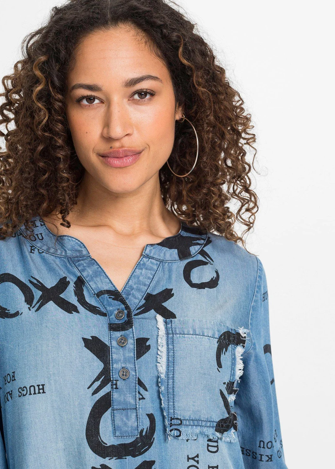 Robe en jean oversize avec inscription en TENCEL™ Lyocell